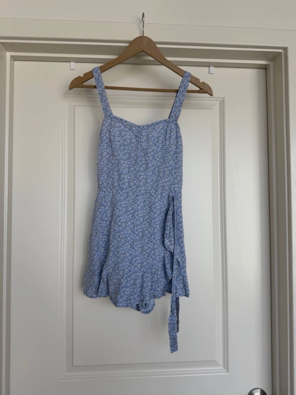 Women’s Size XS Hollister Romper Blue Floral Pattern With Tie Adjustable Straps!